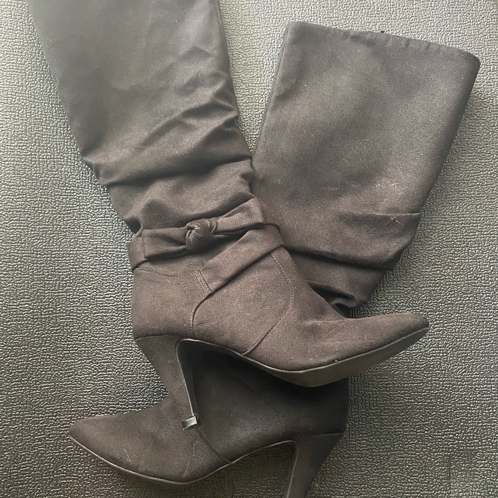 Brand new east 5th heels with bow